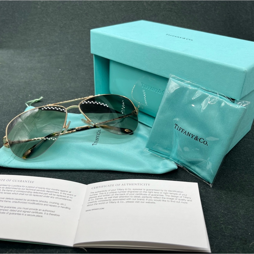 Stunning Tiffany & Co. Women’s brand new Rose Gold Aviator sunglasses